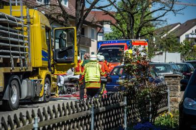 Fahrer verstorben! Ostfildern-Nellingen: Smart faehrt in 30er Zone mit ueberhoehter Geschwindigkeit gegen Sattelzug - Smartfahrer lebensgefaehrlich verletzt
